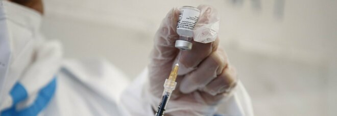 Covid vaccino. L'infettivologo Andreoni: «Medici no vax? Meglio cambiare mestiere»