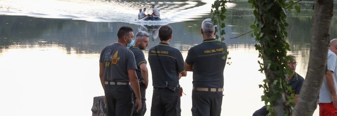 Elicottero cade nel Tevere vicino Roma. «Individuato il velivolo sul fondale»