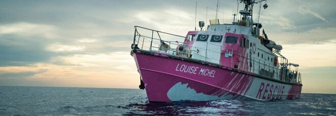 Migranti, c'è Banksy dietro la Louise Michel: ha finanziato (e dipinto) la nave. Già soccorse 89 persone