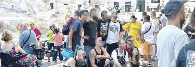 Rave, arresti e sgomberi. L'affronto degli sbandati: selfie a Fontana di Trevi