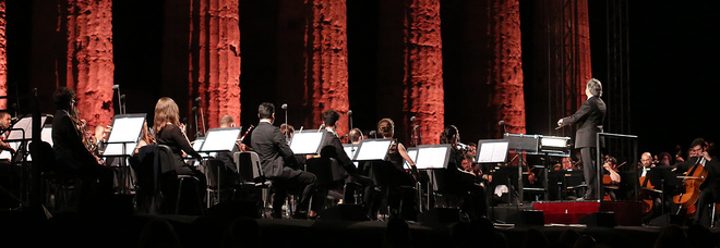Riccardo Muti tra i templi di Paestum: «Serve armonia nei suoni e nella società»