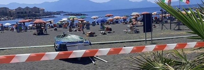 Napoli Est, folla sulla spiaggia di San Giovanni a Teduccio: il flop dei divieti