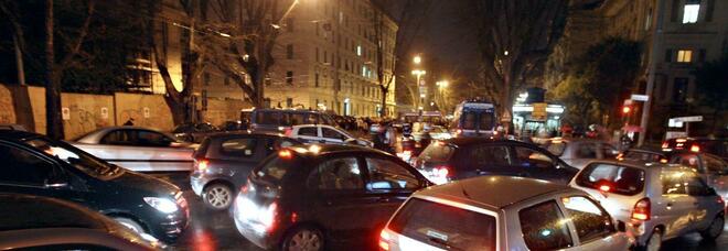 Roma, lite nel traffico a Trastevere: automobilista accoltellato da pedone che voleva attraversare con il rosso