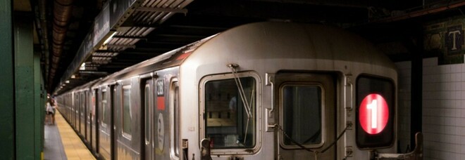 New York, fa surf sul tetto della metro ma sbatte la testa: gravissimo un 15enne