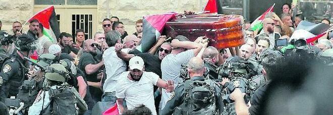 Giornalista di Al Jazeera uccisa, scontri al funerale: la polizia israeliana manganella anche chi porta la bara Video