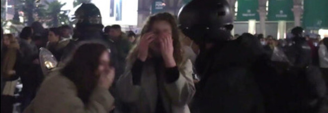 Milano, violenza Capodanno in piazza Duomo, la vittima: «Ero per terra e tutti mi toccavano. Ho pensato di morire»