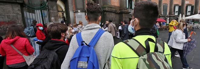 Covid a Napoli, già 18 positivi a scuola: il caso dei 28 studenti Erasmus contagiati