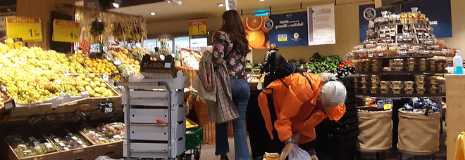 Napoli, nuovo assalto ai supermercati: torna la paura del lockdown