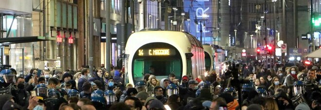 No Green pass a Milano, corteo bloccato dalla polizia: negozi chiusi e traffico in tilt