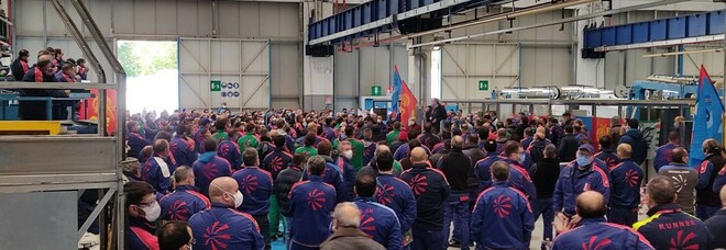 Leonardo, lavoratori in assemblea a Pomigliano: «È crisi: sciopero lunedì»