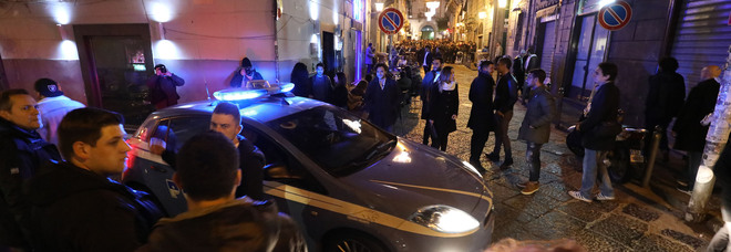 Violenza a Napoli, aggredisce i poliziotti a piazza Bellini con una mazza di metallo: arrestato 24enne
