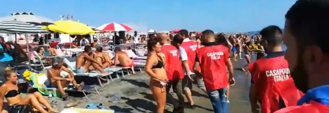Casapound, blitz anti-abusivi tra i bagnanti a Ostia: «Dall'anno scorso non è cambiato nulla» Video