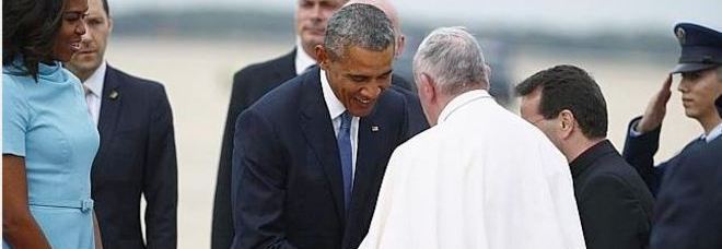 Papa Francesco arriva negli Usa: stretta di mano con Barack Obama