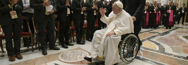 Papa Francesco: «Io in carrozzina? È la vecchiaia, va accettata»