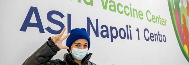 Terza dose a Napoli, è corsa al vaccino: in un solo giorno 3.500 “booster” e quasi duemila no vax “pentiti”