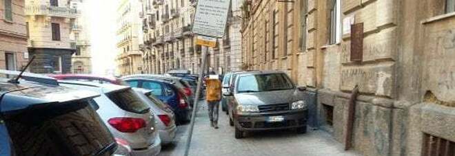 Napoli, parcheggiano davanti al portone: 89enne attende tre ore in strada per rientrare a casa