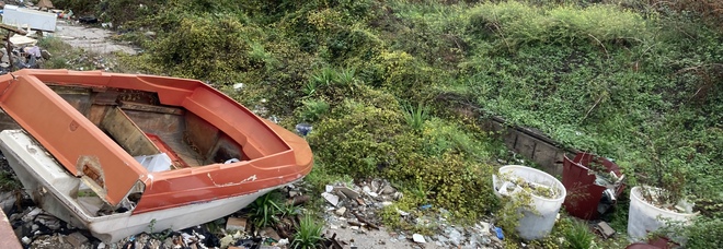 Napoli, il valzer della barca nella discarica: quintali di rifiuti a Ponticelli