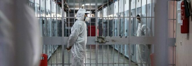 Napoli, disoccupati regalano mascherine ffp2 ai detenuti nel carcere di Poggioreale