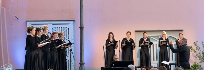 Procida 2022, il coro del San Carlo tra le case colorate della Corricella