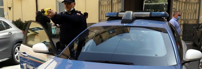 Pusher con la droga nel cespuglio fermato a Giugliano in Campania
