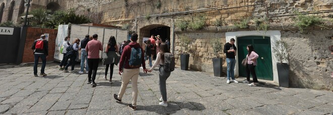 Castel dell'Ovo a Napoli riapre ma turisti respinti «Bisogna prenotare»