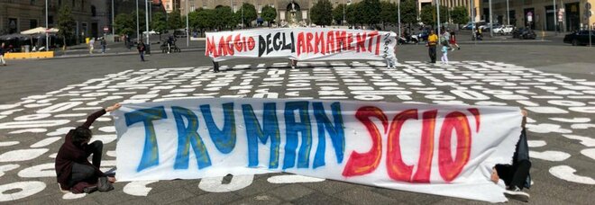 Napoli, striscioni contro la guerra. I manifestanti : «Truman sciò»