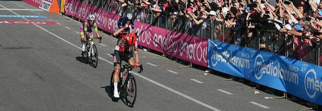 Giro d'Italia, De Gendt vince sul lungomare di Napoli
