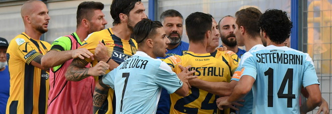 Pugno a calciatore e spintoni ai poliziotti: denunciato tesserato Juve Stabia