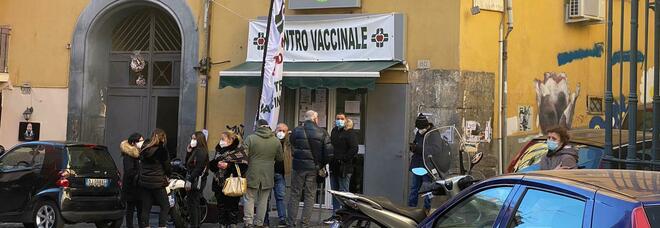 Vaccini a Napoli, sprint sui vaccini al Rione Sanità: notte bianca per immunizzarsi