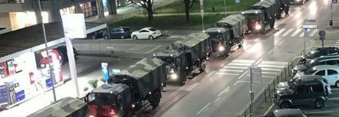 Bergamo, i camion dell'esercito attraversano il cuore della città con le bare dei morti per l'epidemia
