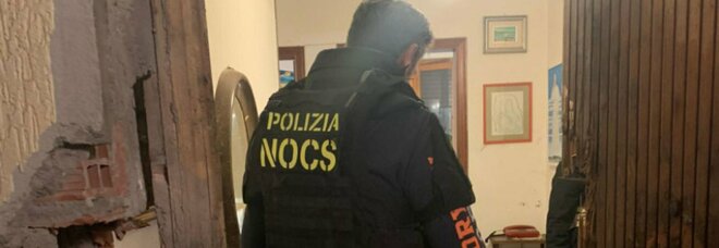 Viareggio, blitz della polizia: bloccato il 44enne che si era barricato in casa, arrestato con il padre 90enne