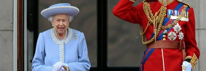 La Regina Elisabetta ringrazia gli alunni della scuola media di Castellammare dopo gli auguri per il Giubileo di Platino
