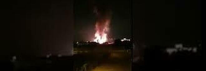 Incendio a Caserta, rogo distrugge deposito di mezzi edili sull'Atellana