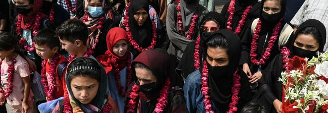 Afghanistan, le calciatrici della nazionale si rifugiano in Pakistan: niente burqa dopo il confine