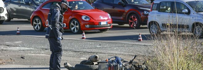 Incidente Olimpica tra Smart e motorino: morto sul colpo il 49enne scooterista