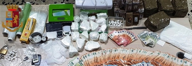 Napoli, controlli antidroga: arrestato spacciatore 50enne nel Vasto trovato con 2 Kg di cocaina