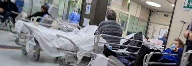 Napoli, l'ospedale Cardarelli scoppia: nel pronto soccorso accessi limitati ai codici rossi