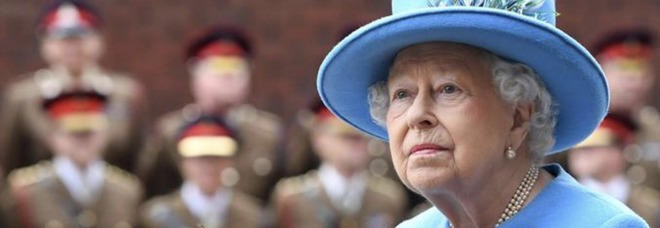 La regina Elisabetta sembra essere ancora debole per partecipare agli eventi pubblici, e ad aggravare il tutto è l'assenza di Harry