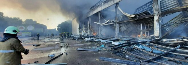 Russia bombarda centro commerciale a Kremenchuk, Zelensky: «All'interno mille civili»