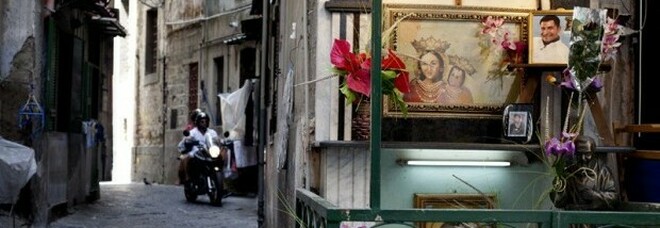 Camorra, il comandante dei carabinieri di Napoli: «Altarini e murales sono simboli, è giusto rimuoverli»