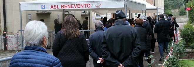 Omicron dilaga a Benevento e Sannio: tutti in fila e caos per i vaccini