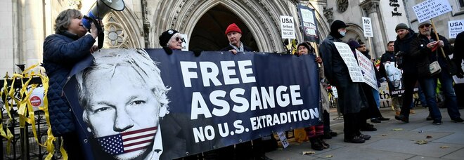 Ictus in carcere per Assange, la moglie: «Liberatelo adesso»