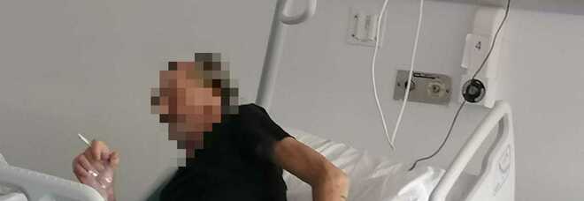 Fuma in ospedale accanto al paziente con la polmonite: la foto choc