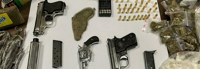 Scoperte armi clandestine e droga in abitazione nell'Irpinia: sequestrate