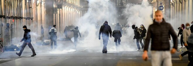 Gli scontri a Torino, il questore: «Pagina nera nella storia della città, ma i commercianti non c'entrano nulla»