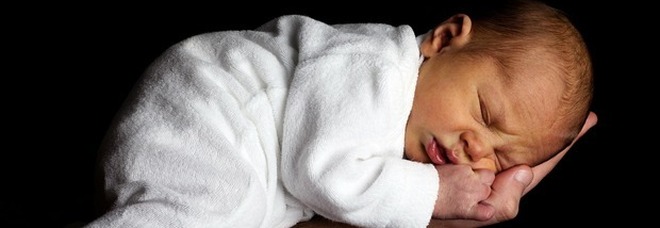 Omicron, più bambini contagiati: ecco i rischi e la sindrome causata (che risparmia i neonati)