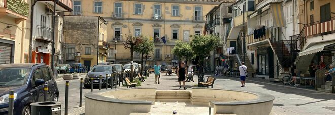 Napoli, definitivamente spenta la fontana di Barra: piazza ko dopo i lavori