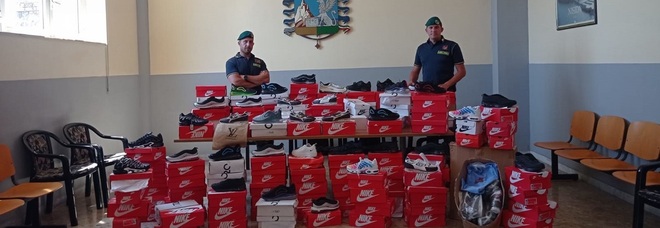 Napoli, blitz anti-contraffazione: sequestrati prodotti e fabbriche