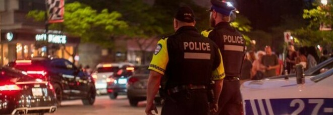 Canada, uomo in abiti medievali accoltella passanti in strada in Quebec: 2 morti e 5 feriti. La polizia: «Restate tutti a casa»