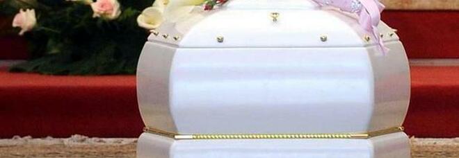 Strage di Plymouth, sepolti in un'unica bara padre e figlia di 3 anni morti nella sparatoria: oltre 300 persone al funerale